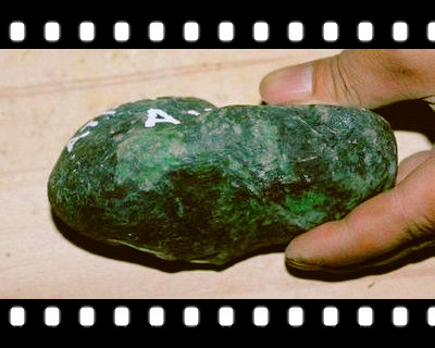 翡翠原石是挖出来的吗？探究其来源与开采过程的视频与图片